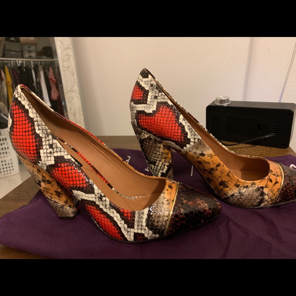 Brand new! Snake skin pumps